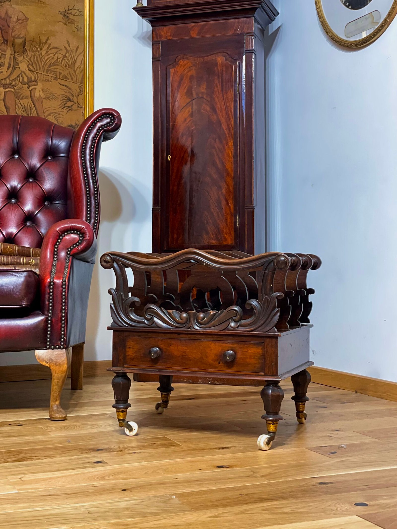 Portariviste "Canterbury" in legno intagliato