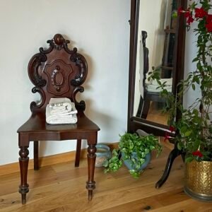 Sedia in mogano scolpito