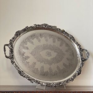 Vassoio cesellato con monogramma 69x50 cm