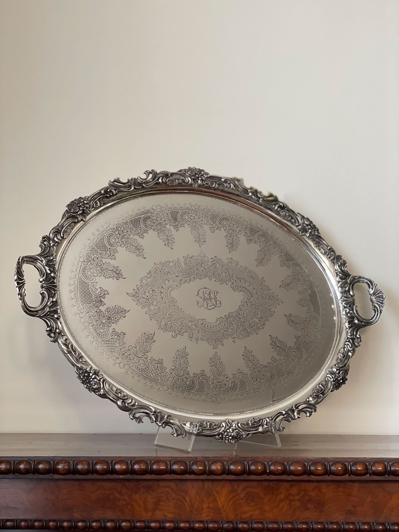 Vassoio cesellato con monogramma 69x50 cm