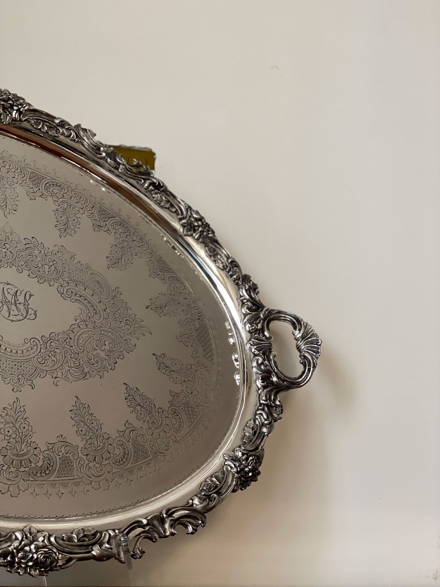 Vassoio cesellato con monogramma 69x50 cm - immagine 2