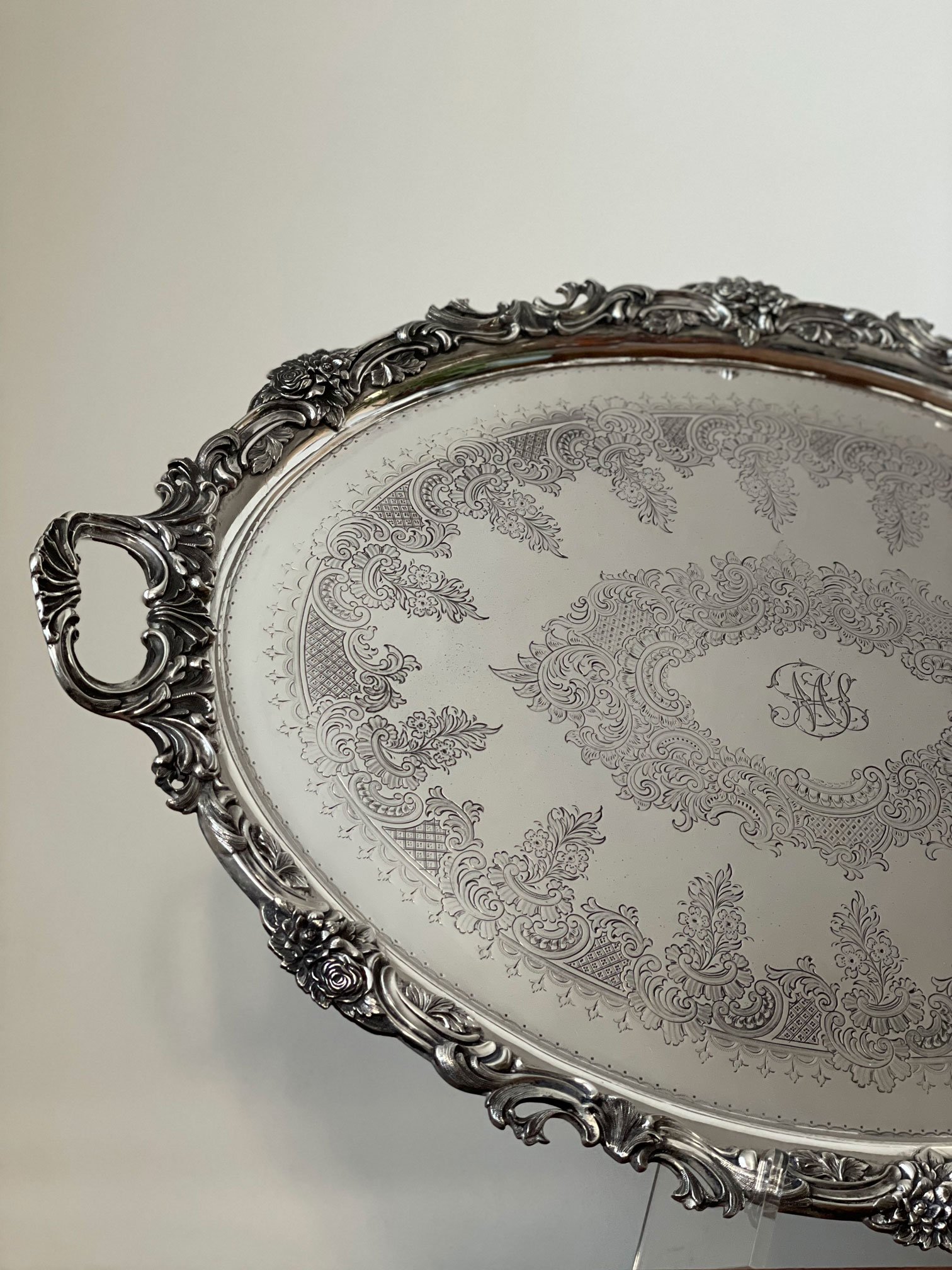 Vassoio cesellato con monogramma 69x50 cm - immagine 3