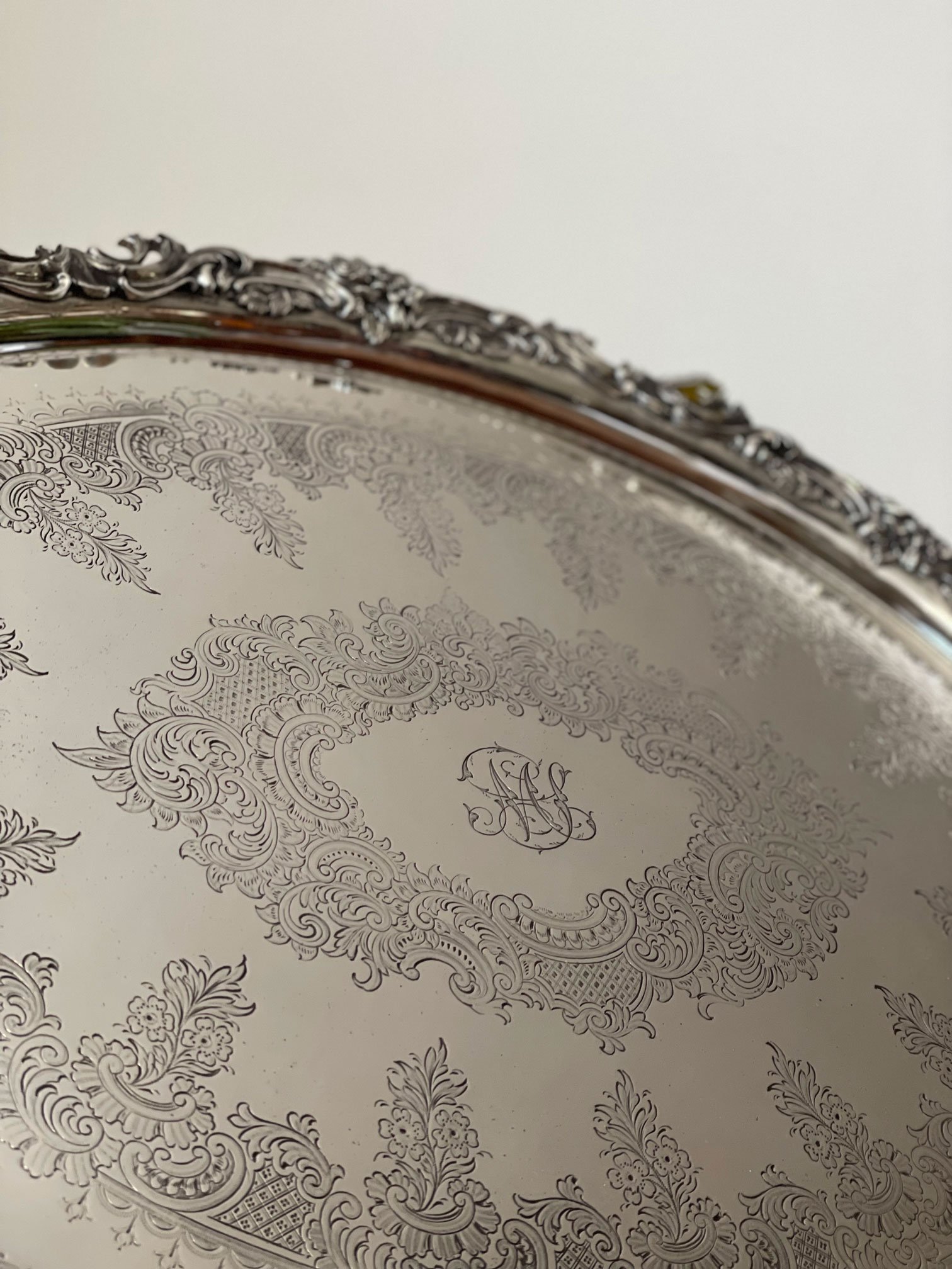 Vassoio cesellato con monogramma 69x50 cm - immagine 4