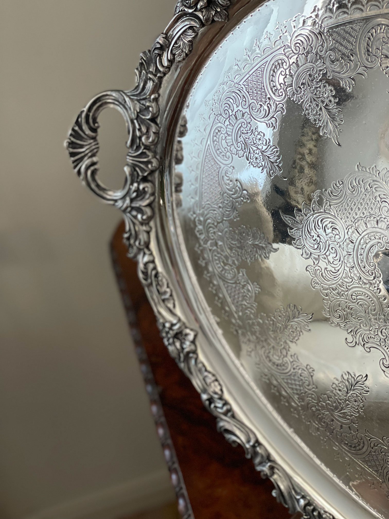 Vassoio cesellato con monogramma 69x50 cm - immagine 5