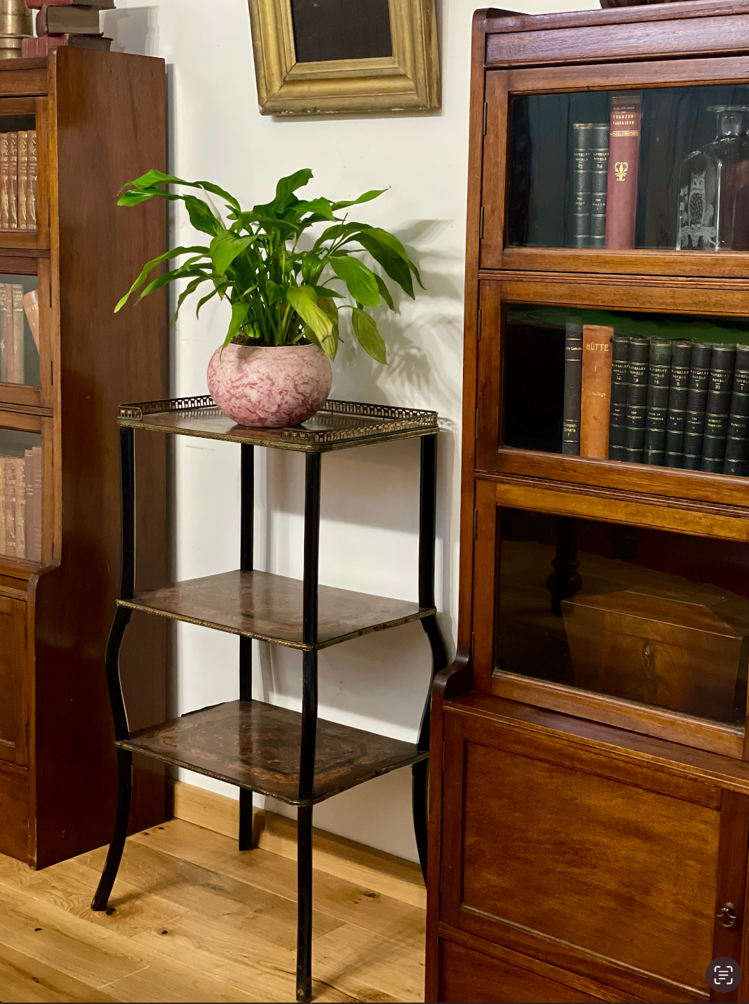 Etagere intarsiato con ringhierina