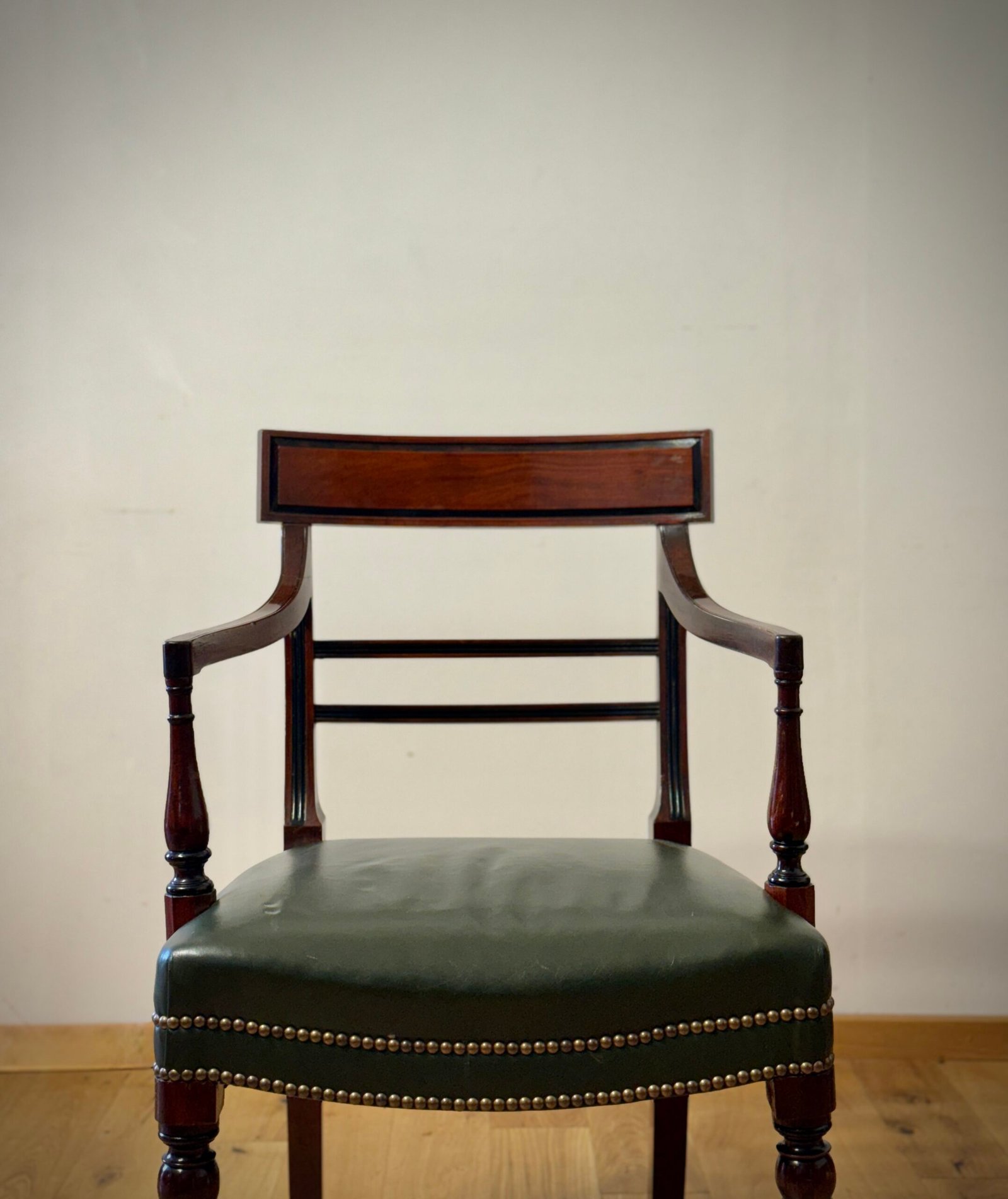 Set 4 poltroncine in mogano con seduta in pelle - immagine 2