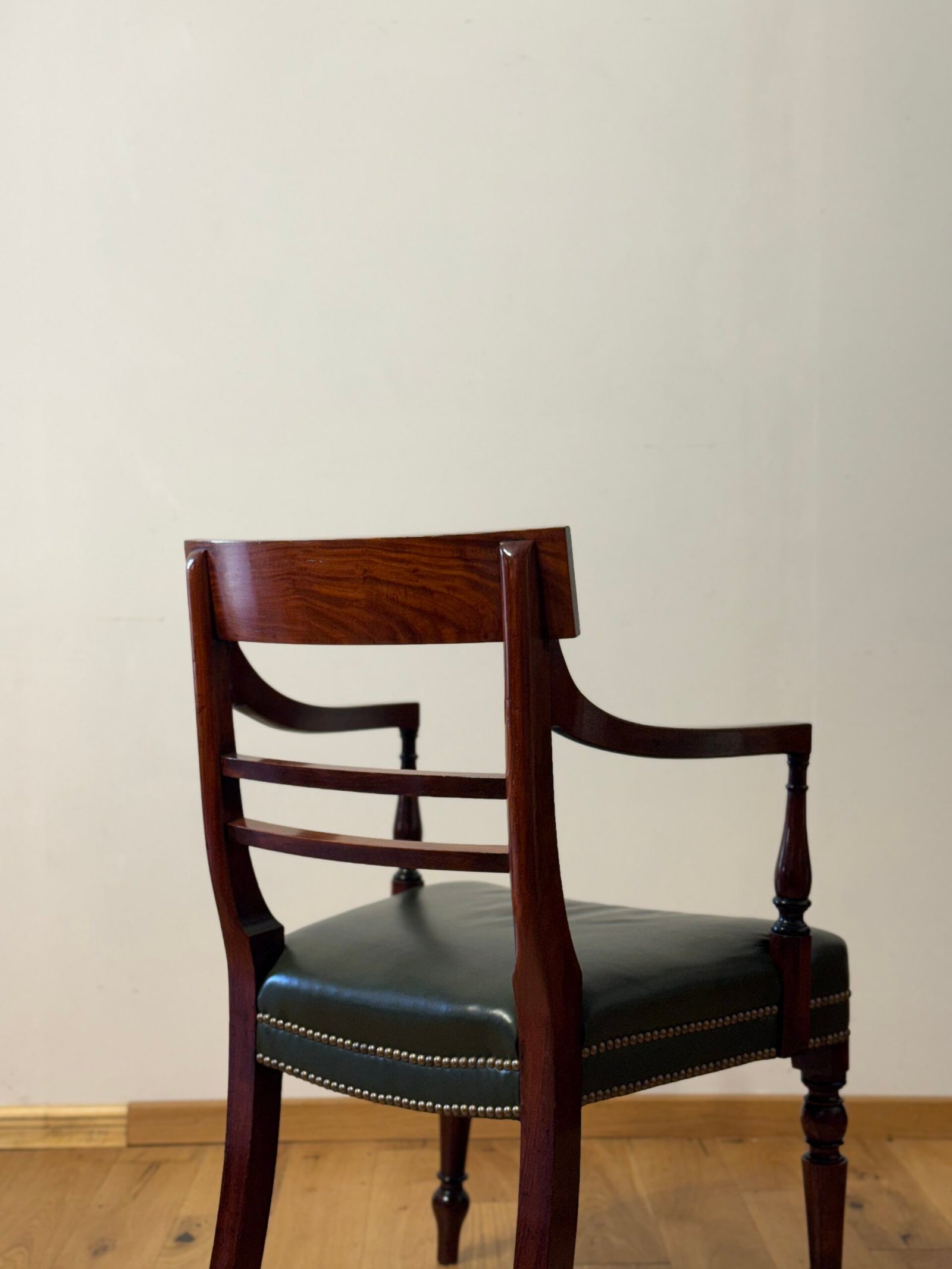 Set 4 poltroncine in mogano con seduta in pelle - immagine 3